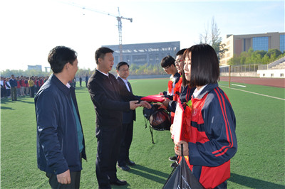 1560849217294530.jpg 学院党委领导为五四红旗团支部颁奖.jpg